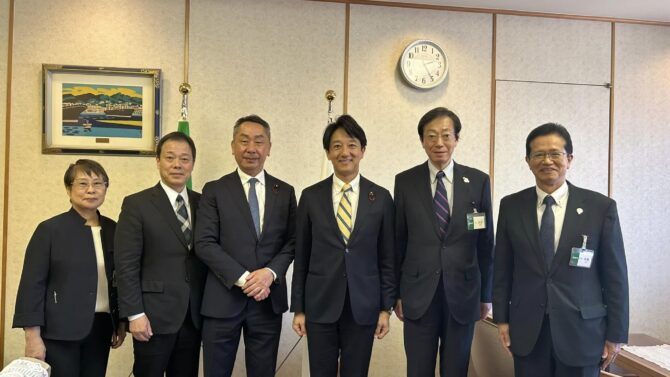 河南忠和神戸市会副議長と坊やすなが議長と神戸市長と副市長と